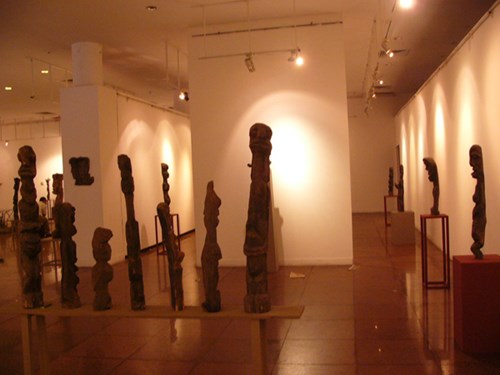 một góc triển lãm điêu khắc gỗ
