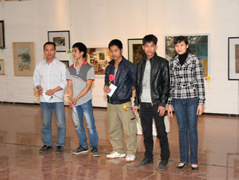 Công ty CP mỹ thuật Liên Vũ trao thưởng cho sinh viên trường mỹ thuật Hà Nội