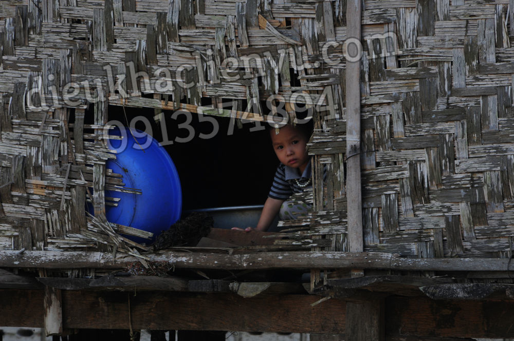 Ánh mắt trong veo của cậu bé nơi mái nhà xiêu trong ảnh của nhiếp ảnh gia Nguyễn Văn Vũ