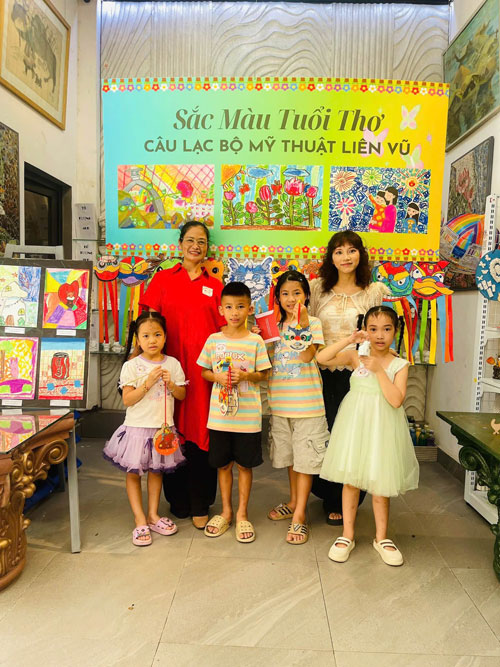 Cô giáo họa sĩ Đào Yến Quỳnh cùng các bé CLB Mỹ Thuật Liên Vũ