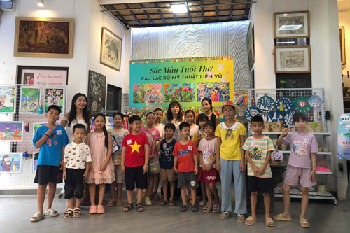 các bé CLB mỹ thuật Liên Vũ tham dự Ngày hội sắc màu
