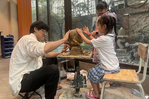 Nh&agrave; đi&ecirc;u khắc Văn An b&ecirc;n học tr&ograve; của m&igrave;nh