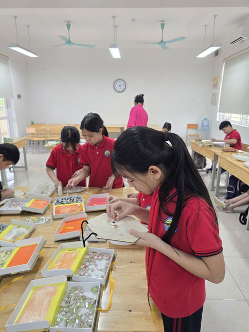 C&aacute;c b&eacute; trường Tiểu Học Li&ecirc;n Mạc đang l&agrave;m tranh từ chất thải rắn