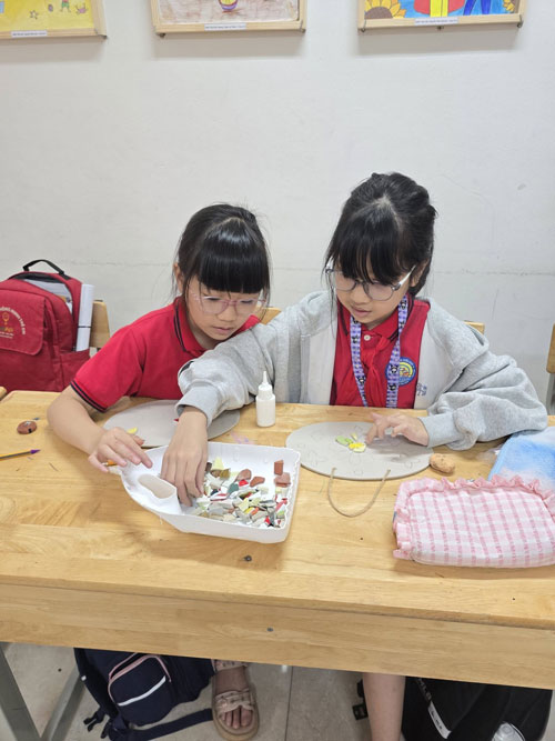 C&aacute;c b&eacute; trường Tiểu Học Li&ecirc;n Mạc đang l&agrave;m tranh từ chất thải rắn