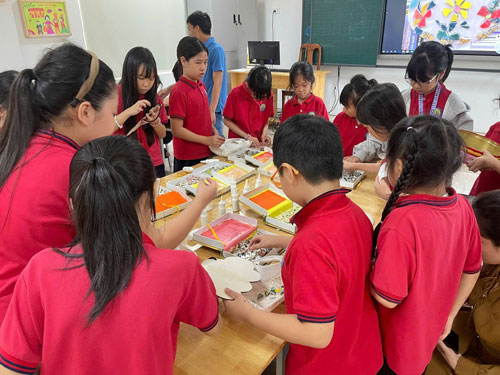 C&aacute;c b&eacute; trường Tiểu Học Li&ecirc;n Mạc đang l&agrave;m tranh từ chất thải rắn