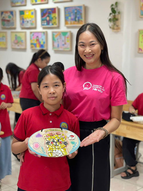 C&aacute;c b&eacute; trường Tiểu Học Li&ecirc;n Mạc đang l&agrave;m tranh từ chất thải rắn