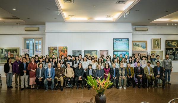 Thầy trò trường đại học Mỹ Thuật Việt Nam cùng một số nghệ sĩ khác
