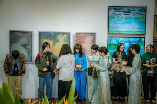 Họa sĩ Đào Yến Quỳnh tham dự triển lãm