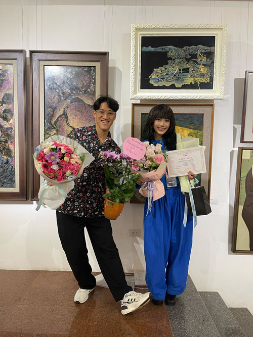 Họa sĩ Đào Yến Quỳnh cùng nhà điêu khắc Nguyễn Văn An tham dự triển lãm