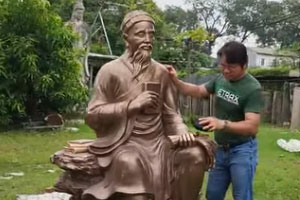 hình ảnh nhà điêu khắc Nguyễn Văn Vũ miệt mài bên tác phẩm