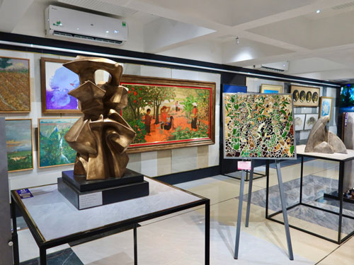 Hai tác phẩm “Vũ điệu H’Mông” và “Ngày mùa” của Nhà điêu khắc Nguyễn Văn Vũ