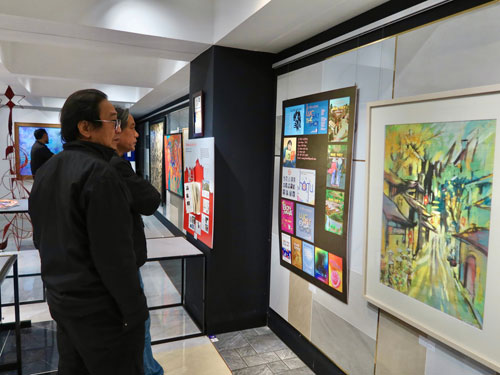 Sự kiện trưng bày các tác phẩm nghệ thuật trong những năm gần đây của giảng viên Khoa Kiến trúc và Quy hoạch, HUCE cùng các nhà thiết kế, chuyên gia tham gia hỗ trợ vào quá trình đào tạo nghệ thuật thiết kế của Khoa. Ảnh: Lưu Diễm.