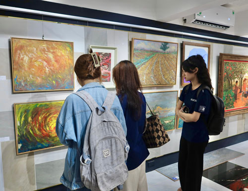 Triển lãm mở ra không gian giao lưu giữa giảng viên, nhà thiết kế và các sinh viên trong và ngoài trường quan tâm, tìm hiểu về Trường Đại học Xây dựng Hà Nội, Khoa Kiến trúc và Quy hoạch. Ảnh: Lưu Diễm.