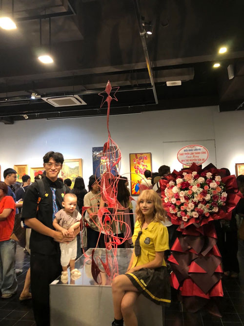 nhà điêu khắc Nguyễn Văn An tại triển lãm Khởi Hòa Sinh