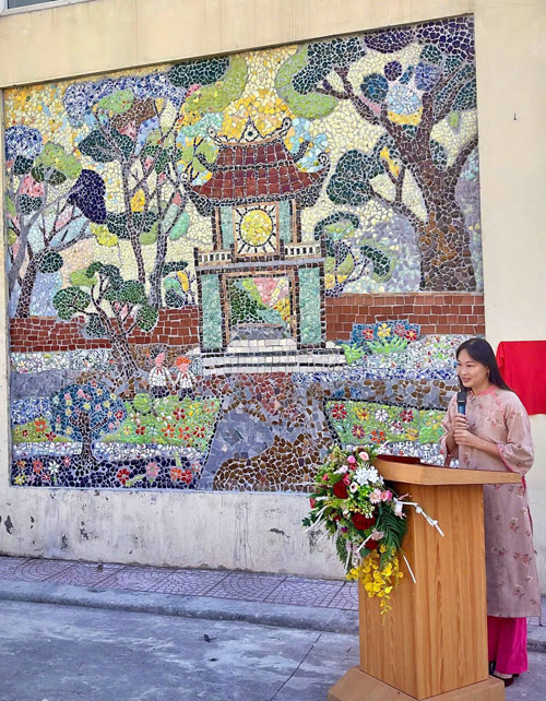 Họa sĩ Ngô Quỳnh Liên phát biểu trong buổi khánh thành Bức tranh Văn Miếu tại trường Tiểu học Liên Mạc
