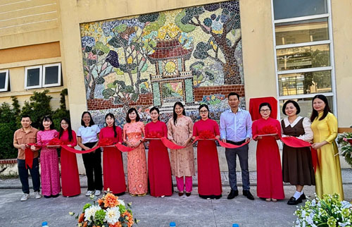 Đại diện Công ty CP mỹ thuật Liên Vũ và thầy cô trường Tiểu học Liên Mạc trong buổi khánh thành