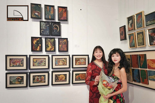 Họa sĩ Đ&agrave;o Yến Quỳnh v&agrave; mẹ chồng - Họa sĩ Ng&ocirc; Quỳnh Li&ecirc;n b&ecirc;n bộ tranh sơn m&agrave;i "Vịt Con Xấu X&iacute;".