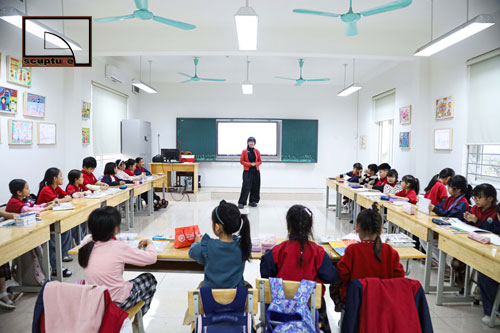 C&ocirc; gi&aacute;o Quỳnh hướng dẫn học sinh tại tiết học của CLB Mỹ thuật Chất lượng cao, Trường Tiểu học Li&ecirc;n Mạc.