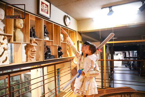 Hai mẹ con c&ugrave;ng ngắm nh&igrave;n t&aacute;c phẩm của mẹ Quỳnh trưng b&agrave;y tại nh&agrave;.