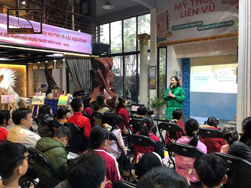 Họa sĩ Ng&ocirc; Quỳnh Li&ecirc;n ph&aacute;t biểu trong buổi khai lớp