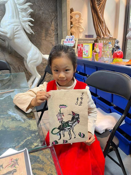 Những Bức Tranh SẮC M&Agrave;U TUỔI THƠ: Thế Giới Ngộ Nghĩnh Qua Lăng K&iacute;nh Họa Sĩ Nh&iacute;