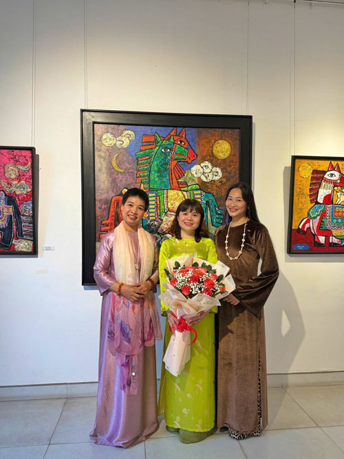 Họa sĩ Ng&ocirc; Quỳnh Li&ecirc;n tại Triển l&atilde;m mỹ thuật 'Ngựa với sắc xu&acirc;n B&iacute;nh Ngọ 2026'