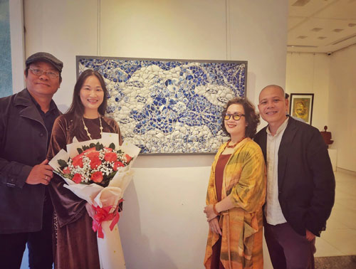 Vợ chồng nh&agrave; đi&ecirc;u khắc Nguyễn Văn Vũ v&agrave; họa sĩ Ng&ocirc; Quỳnh Li&ecirc;n b&ecirc;n t&aacute;c phẩm M&atilde; Đ&aacute;o Thanh Tuyền