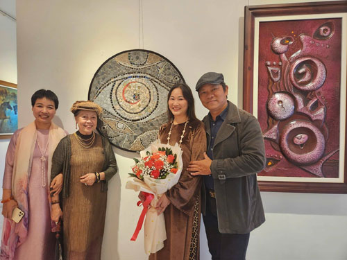 Vợ chồng nh&agrave; đi&ecirc;u khắc Nguyễn Văn Vũ v&agrave; họa sĩ Ng&ocirc; Quỳnh Li&ecirc;n tại Triển l&atilde;m mỹ thuật 'Ngựa với sắc xu&acirc;n B&iacute;nh Ngọ 2026'