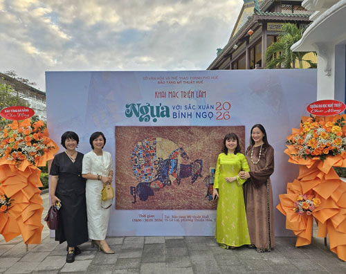 Họa sĩ Ng&ocirc; Quỳnh Li&ecirc;n tại Triển l&atilde;m mỹ thuật 'Ngựa với sắc xu&acirc;n B&iacute;nh Ngọ 2026'