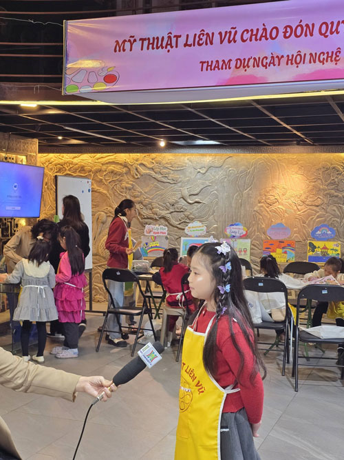 Đ&agrave;i truyền h&igrave;nh H&agrave; Nội tới quay v&agrave; ghi h&igrave;nh cho chương tr&igrave;nh Uơm mầm mỹ thuật cho trẻ em. 