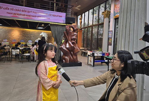 Đ&agrave;i truyền h&igrave;nh H&agrave; Nội tới quay v&agrave; ghi h&igrave;nh cho chương tr&igrave;nh Uơm mầm mỹ thuật cho trẻ em. 