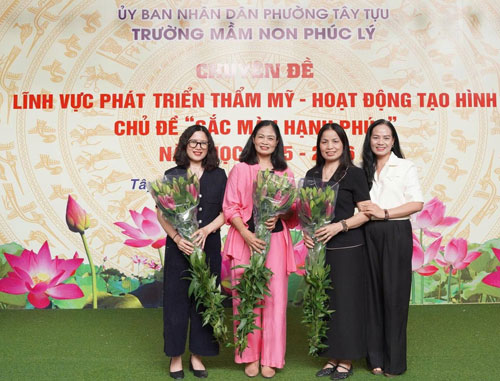 Nghệ sĩ Hi&ecirc;n Tường c&ugrave;ng c&aacute;c c&ocirc; gi&aacute;o trường mầm non Ph&uacute;c L&yacute; 