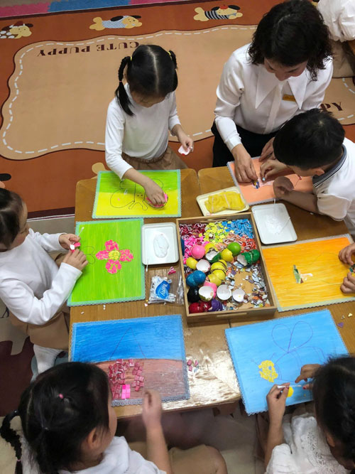 C&aacute;c b&eacute; trường mầm non Ph&uacute;c L&yacute; đang học l&agrave;m tranh từ c&aacute;c vật liệu bỏ đi