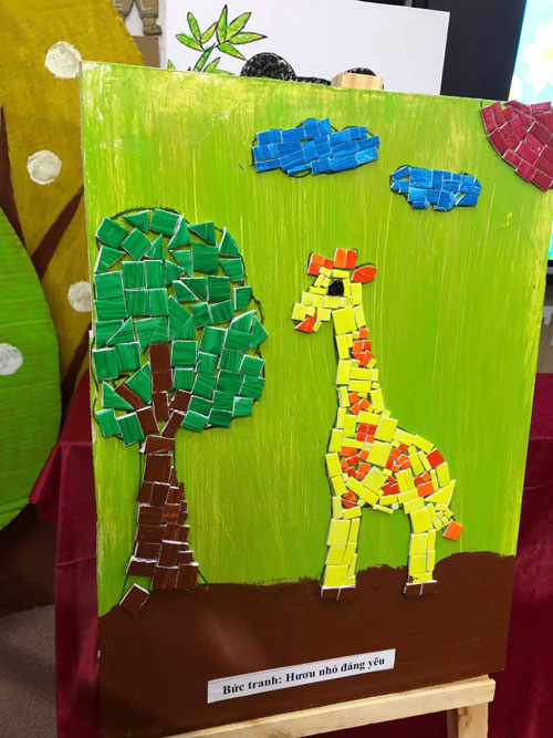 Bức tranh được l&agrave;m từ c&aacute;c vật liệu bỏ đi