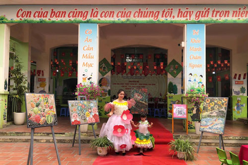 C&ocirc; tr&ograve; trường mầm non Ph&uacute;c L&yacute; b&ecirc;n bức tranh t&aacute;i chế