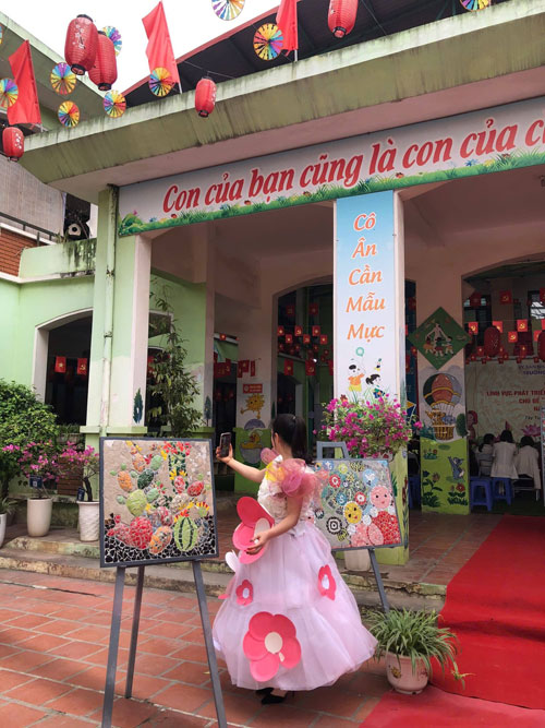 C&aacute;c b&eacute; trường mầm non Ph&uacute;c L&yacute; đang học l&agrave;m tranh từ c&aacute;c vật liệu bỏ đi